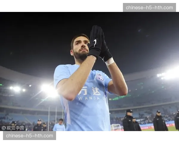 特写：赛后谢场，即将合同到期的阿斯顿维拉老将明斯眼含热泪