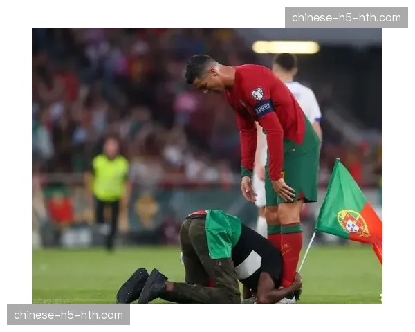 球迷冲入场内拥抱C罗,导致葡萄牙人友谊赛短暂中断 球迷冲入场内拥抱C罗,导致葡萄牙人友谊赛短暂中断