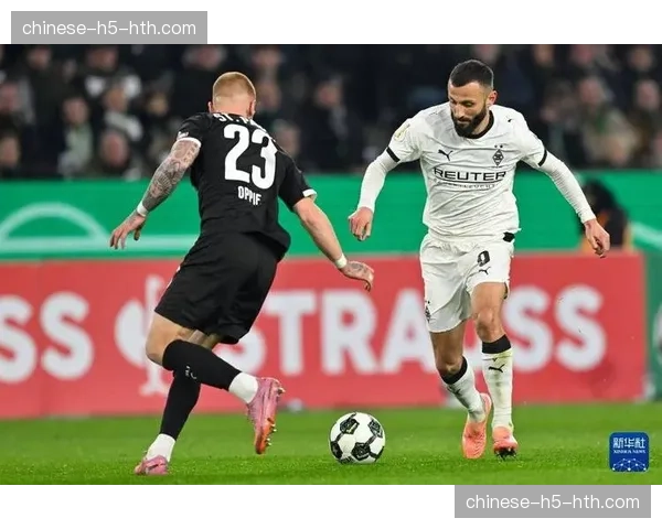 赛场花絮：维罗纳教练席因一次转换防守失误向第四官员激烈投诉