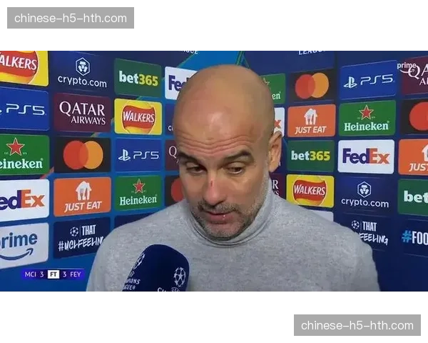 特写：看台上观战的弗格森与瓜迪奥拉，就比赛进程进行交流