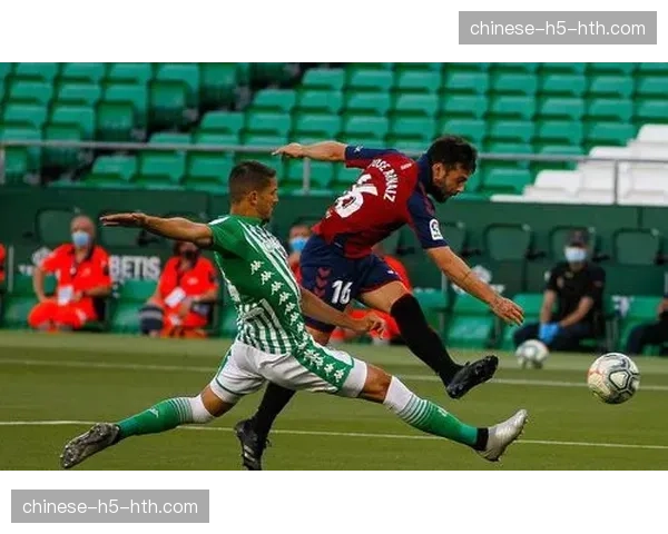 贝蒂斯vs奥萨苏纳比赛中,主队球迷展示巨型Tifo致敬华金